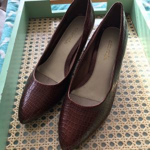 Women’s Cobrizi heels in size 8 in a brown color